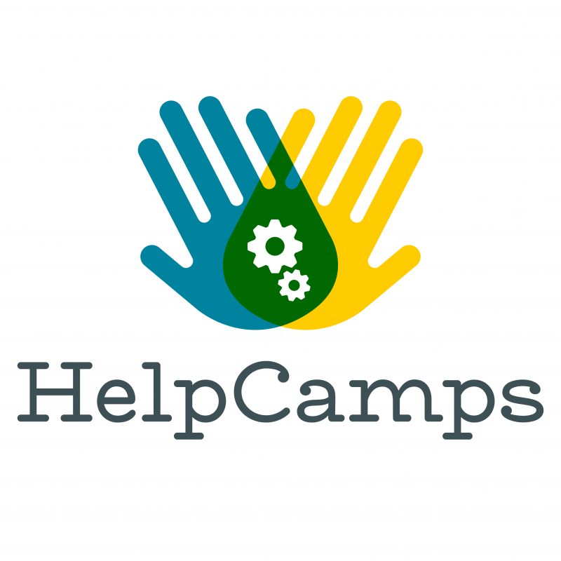 Eine petrolfarbene und eine gelbe Hand klatschen sich ab, in der Mitte der beiden Hände greifen zwei weiße Zahnräder ineinander. Darunter steht der Schriftzug "HelpCamps"