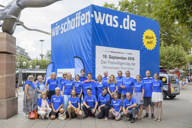 Blauer Würfel wirbt für Freiwilligentag