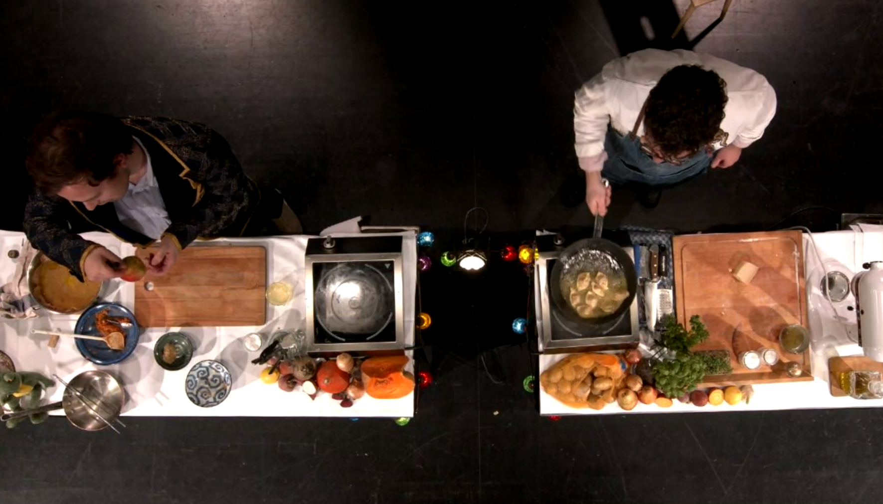 Georg Schütky und Lucas Humann kochen beim letzten digitalen Community Dinner