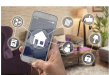 Smartphone mit Haus-Symbol und verschiedenen Symbolen von steuerbaren Geräten
