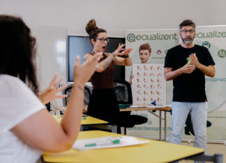 Trainer_innen nutzen Gebärdensprache in einer equalizent Schulung