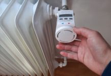 Hand am Heizungsthermostat
