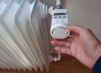 Hand am Heizungsthermostat