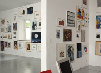 bild zeigt die Artothek von innen, viele unterschiedliche Bilder hängen an der Wand