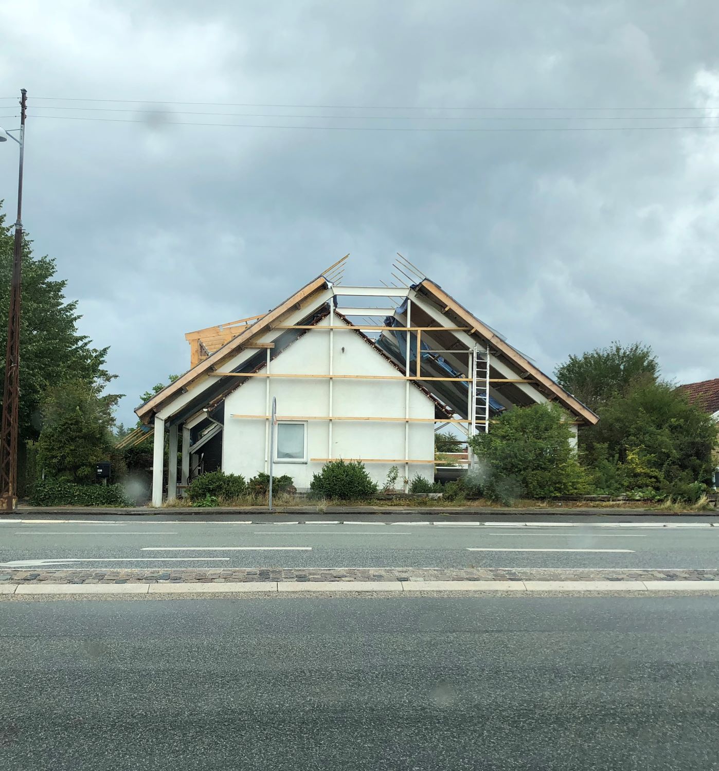 Bild zur Ausstellung in der Artothek; Künstlerin Sofie Bird Möller, titel der Ausstellung Einfach war gestern; das Bild zeigt ein Haus über das ein Haus gebaut wird