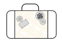 grafik eines Koffers, auf dem Koffer kleben Aufkleber in die man seinen Namen eintragen kann,auch kann man Dinge die man einpackt vermerken oder symbolisch aufkleben