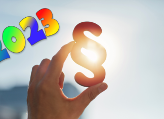 Hand hält Paragraphen Symbol in Sonne - und 2023
