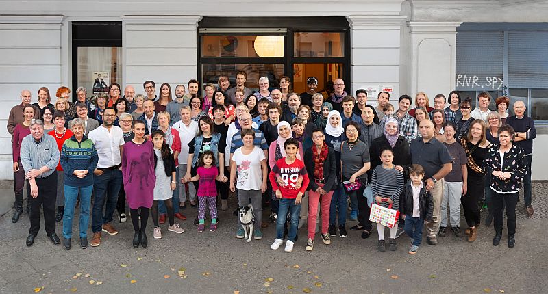 Das große Team von KulturLeben Berlin_Foto: Martin Meyenburg vor dem KulturLeben-Büro in Moabit