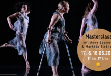 Zwei Menschen bewegen sich. Sie tanzen. Anna und Markéta. Anna ist links. Markéta rechts. An der Seite ein Kreis mit Text: Masterclass mit Candoco Tänzerinnen Anna Seymour und Markéta Stránská 17./18.06.2023.