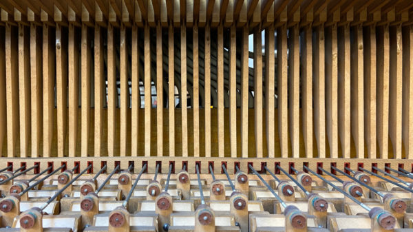 Foto eines Pianolas; das heißt eines präparierten Klaviers