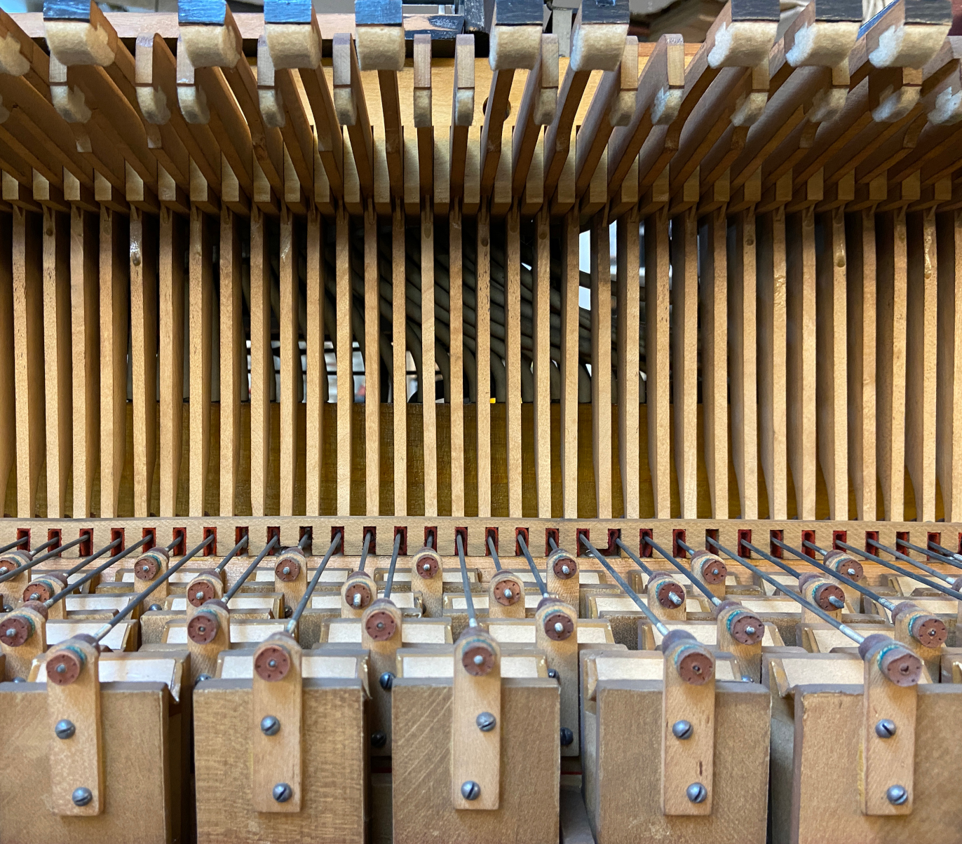 Foto eines Pianolas; das heißt eines präparierten Klaviers