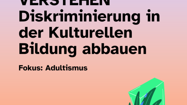 Text vor blau-orangem Hintergrund: "kritisch verstehen. Diskriminierung in der Kulturellen Bildung abbauen. Fokus: Adultismus, jetzt anmelden. In DG
