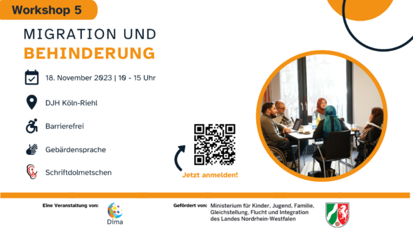 Weiß und orange gestaltetes Veranstaltungsflyer mit dem Titel „Migration und Behinderung" am 18. November von 10 bis 15 Uhr. Rechts im Flyer befindet sich ein Bild von Menschen mit Behinderung an einem Tisch. Die Veranstaltung ist barrierefrei für Rollstuhlfahrer und wird von Gebärdensprachdolmetscher und Schriftdolmetscher begleitet. Die Veranstaltung findet in Köln Riehl in der Jugendherberge statt. In der Fußzeile befindet sich das Logo des Vereins: Einen türkisblauen Halbmond, wodrauf bunte Kreise zukommen und sich vereinen. Rechts vom Vereinslogo ist das grün rote NRW Wappenlogo des Ministerium für Kinder, Jugend, Familie, Gleichstellung, Flucht und Integration.