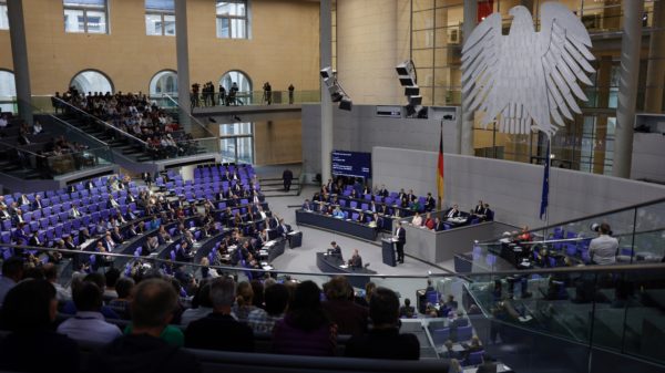 Blick von der Tribüne auf den Parlamentssaal. Rechts der Bundesadler an der Wand.