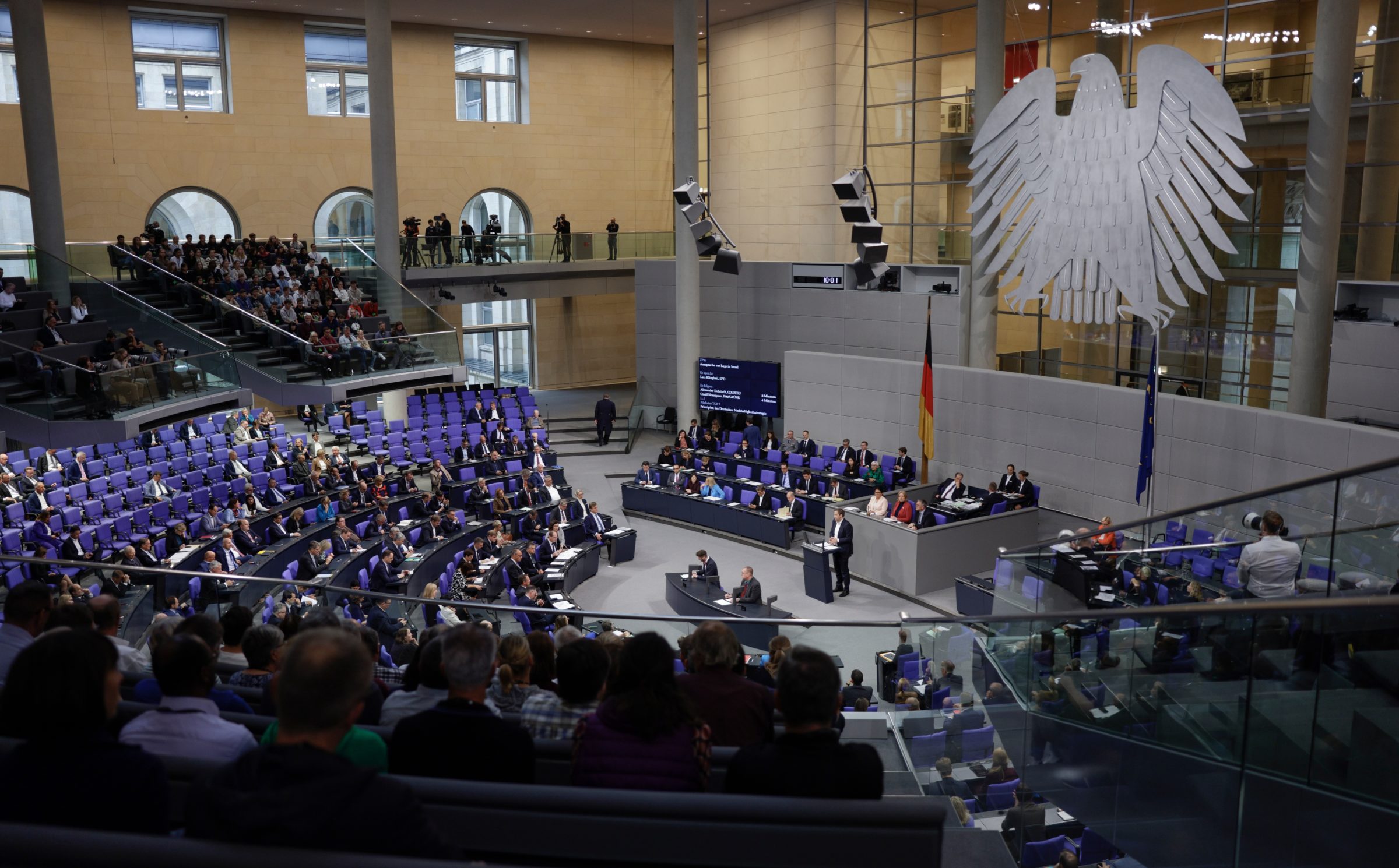 Blick von der Tribüne auf den Parlamentssaal. Rechts der Bundesadler an der Wand.