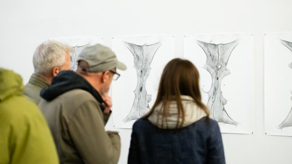 Zwei Personen schauen sich ein Kunstwerk an.