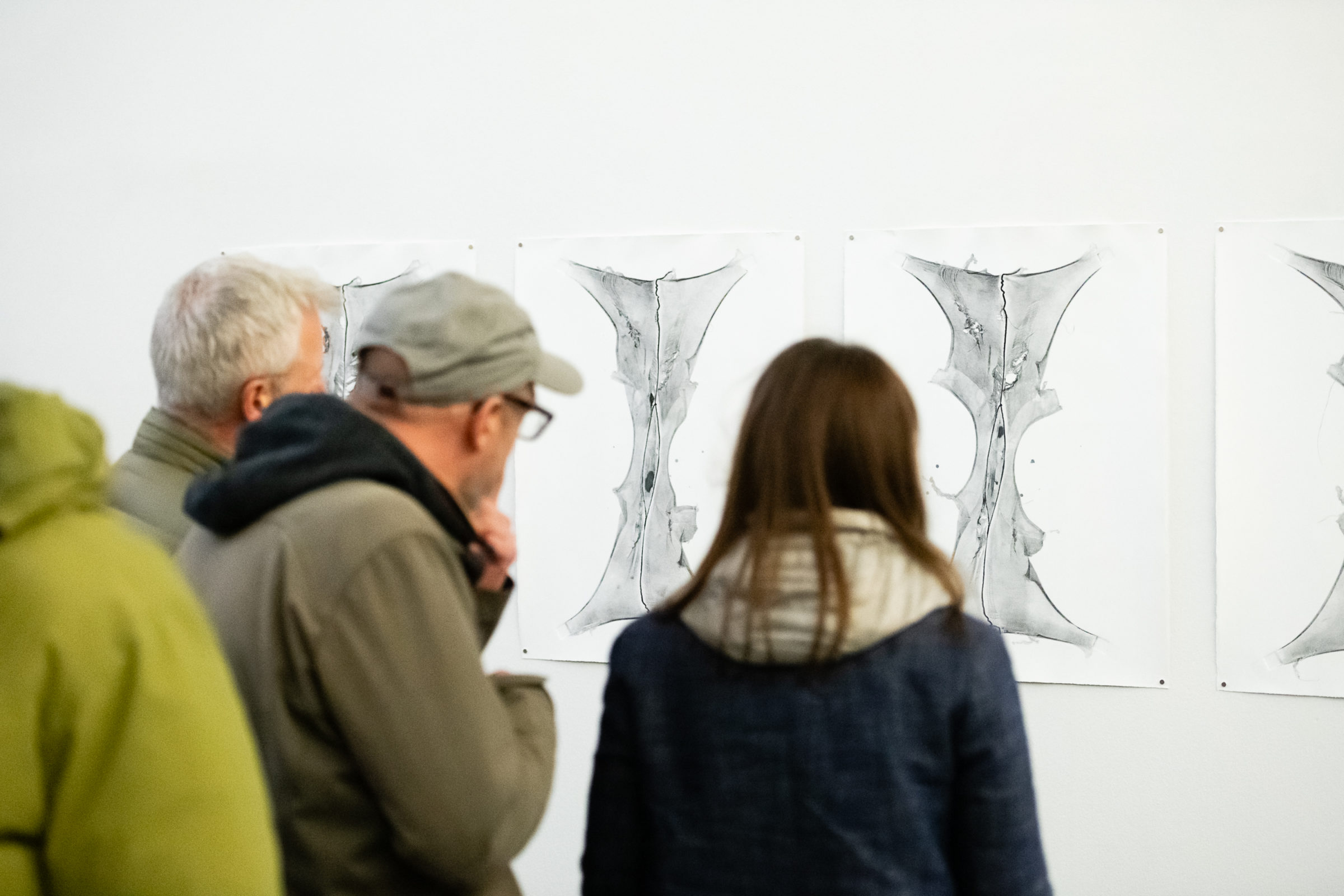 Zwei Personen schauen sich ein Kunstwerk an.