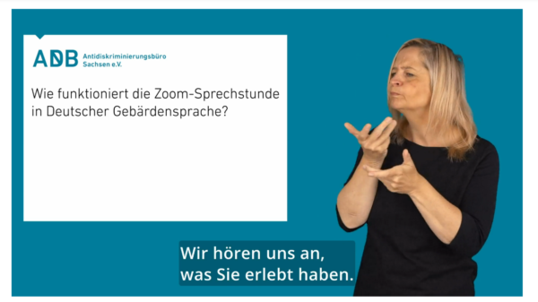 Screenshot aus dem Infovideo zur Sprechstunde in DGS: Links in einem weißen Kasten in schwarzer Schrift: Wie funktioniert die Zoom-Sprechstunde in Deutscher Gebärdensprache? Rechts daneben eine Gebärdensprachdolmetscherin. Sie gebärdet den Satz: "Wir hören uns an, was Sie erlebt haben."