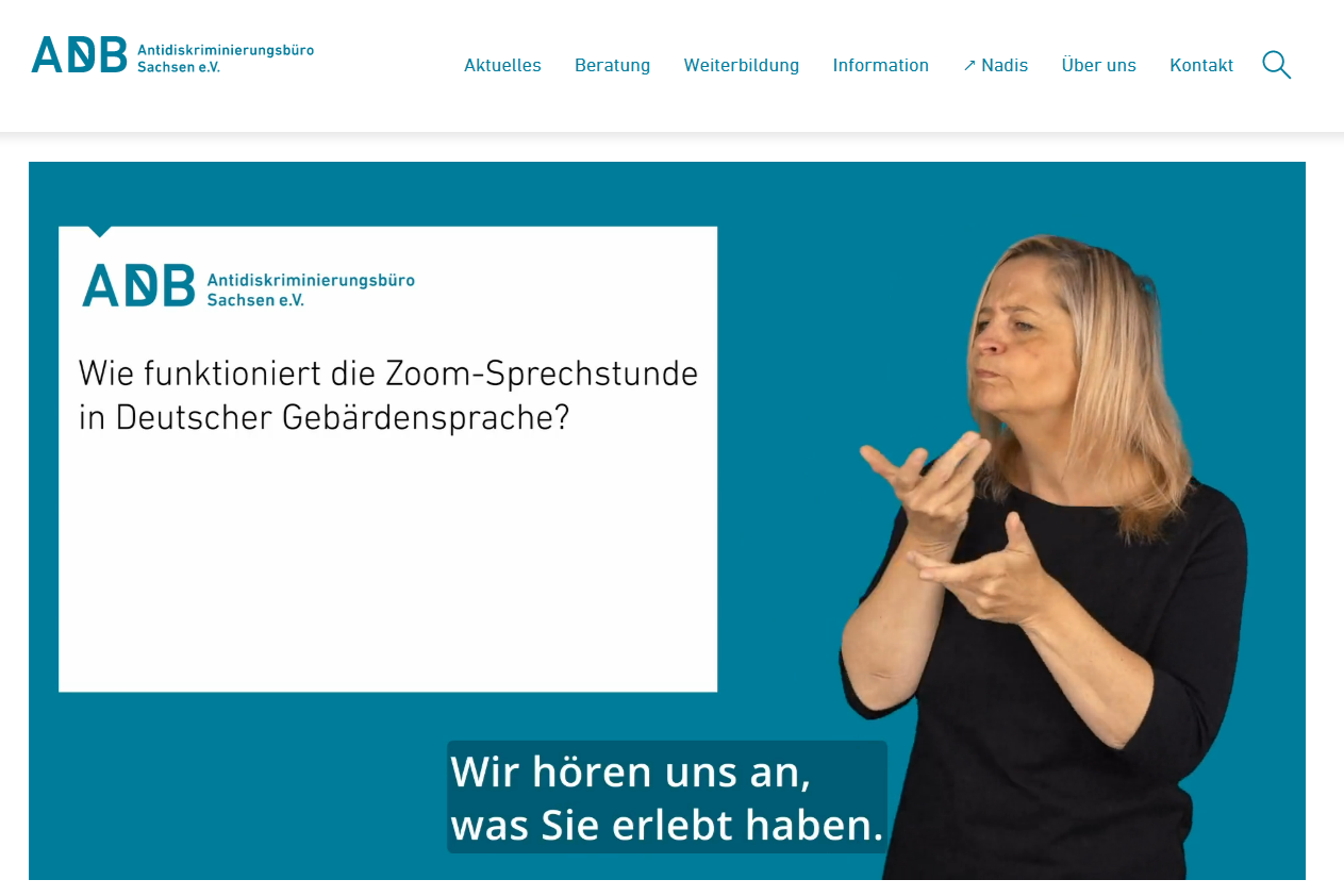 Screenshot aus dem Infovideo zur Sprechstunde in DGS: Links in einem weißen Kasten in schwarzer Schrift: Wie funktioniert die Zoom-Sprechstunde in Deutscher Gebärdensprache? Rechts daneben eine Gebärdensprachdolmetscherin. Sie gebärdet den Satz: "Wir hören uns an, was Sie erlebt haben."