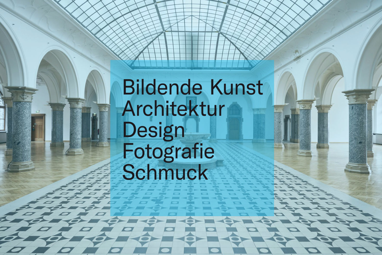 Foto: Ausstellungshalle mit Glasdecke und schwarz-weißem Kachelboden. In einer hellblauen Grafik im Vordergrund des Fotos sind die 5 Bereiche der Förderpreise benannt: Bildende Kunst, Architektur, Design, Fotografie, Schmuck