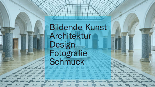 Foto: Ausstellungshalle mit Glasdecke und schwarz-weißem Kachelboden. In einer hellblauen Grafik im Vordergrund des Fotos sind die 5 Bereiche der Förderpreise benannt: Bildende Kunst, Architektur, Design, Fotografie, Schmuck