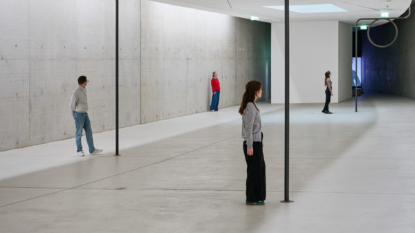 VIer Menschen stehen im Ausstellungsraum von KIT