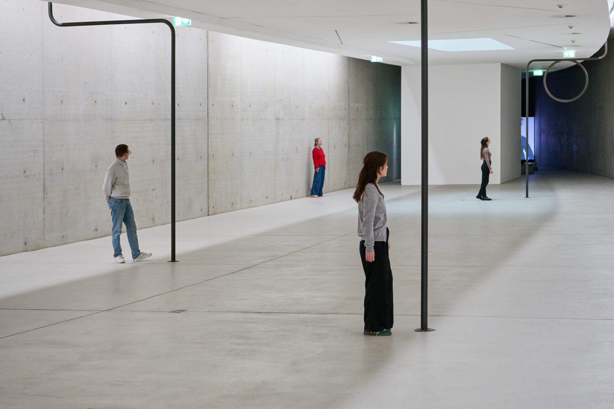 VIer Menschen stehen im Ausstellungsraum von KIT