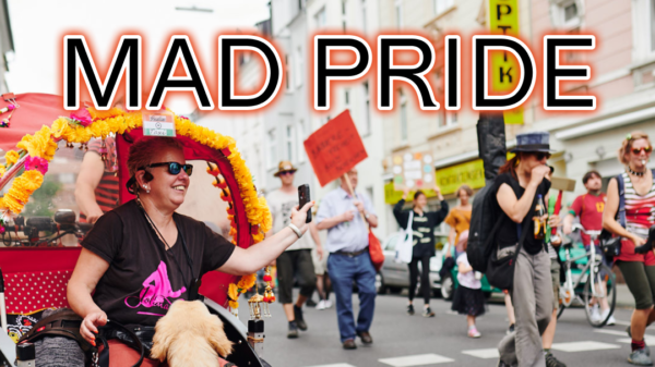 Bild einer Demonstration. Vorne sitzt eine Frau mit ihrem Hund in einer Rikscha. Hinten sieht man buntes Treiben. Es steht folgender Schriftzug über dem Bild: MAD PRIDE Mo, 20.5. 14:00, Neptunplatz Köln Ehrenfeld