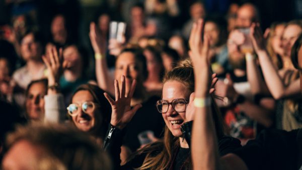 Menschen tanzen in der Halle E bei einem Konzert