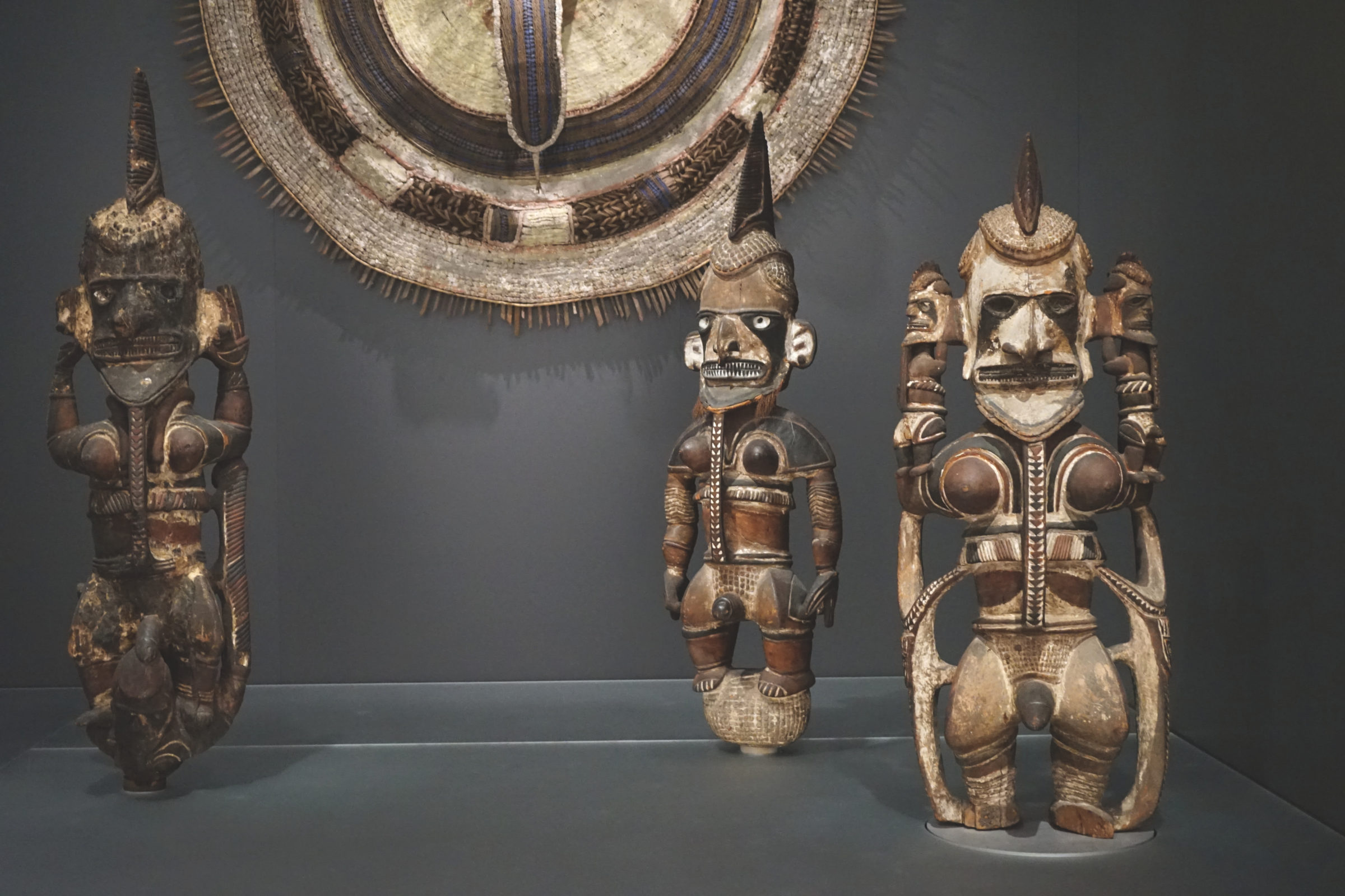 Zweigeschlechtliche Darstellung der Figur eines Ahnengeistes aus Papua-Neuguinea