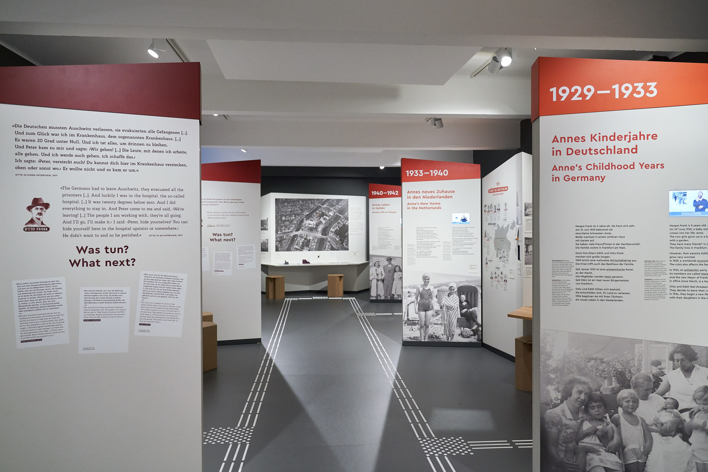 Stellwände mit Ausstellungstexten, Bildern, Videos in Deutscher Gebärdensprache