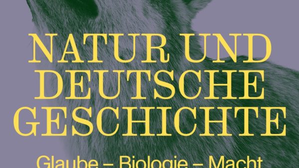 Plakt der Ausstellung. Im Vordergrund der Ausstellungstitel "Natur und deutsche Geschichte. Glaube - Biologie - Macht" mit einem Wolfsmotiv im Hintergrund.