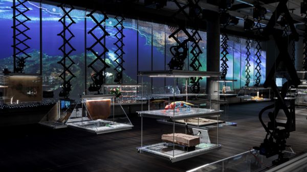 Blick auf die Kinetische Wand und die Pantografenvitrinen in der Ausstellung "Nach der Natur“ im Humboldt Labor