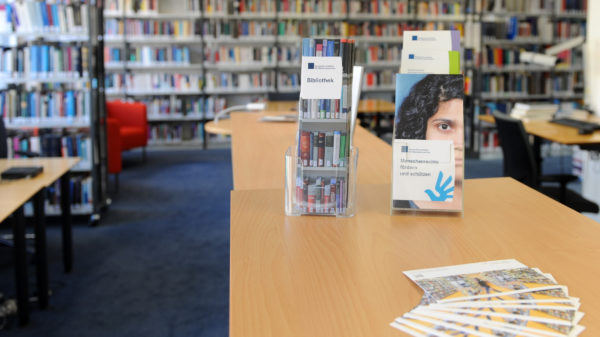 Bibliothek des Deutschen Instituts für Menschenrechte. Regale mit Büchern im Hintergrund