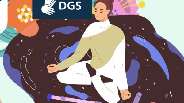 Auf dem Flyer des IQZ ist im Mittelpunkt eine weiße Person, die im Schneidersitz mit geschlossenen Augen meditiert. Sie trägt ihr braunes langes Haar in einem Dutt am Hinterkopf. Um die Person herum ist eine Weltall-Blase mit Sternen und Planeten. In reichweite zur Person liegen zwei pink-lila Krücken am Boden. Über der Weltallblase am Kopf der Person wachsen große verschiedenartige Blumen in den Farben rosa, gelb und orange.