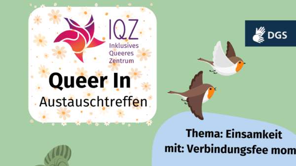 Auf dem Flyer für die Veranstaltung "Queer In" ist im Vordergrund eine Monstera-Pflanze. Auf dem Blumentopf steht "so Queer!" Rechts unten im Bild ist eine Schwarze Person mit kurzen Haaren und Ohrringen, die sich Lippenstift aufträgt vor einem Hintergrund in trans-farben. Oben im Bild fliegen zwei Rotkählchen durchs Bild. Unten links auf dem Flyer steht: "Für behinderte und andere von Ableismus betroffene Queers"