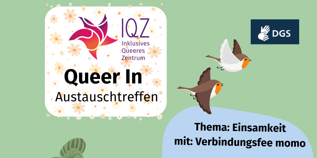 Auf dem Flyer für die Veranstaltung "Queer In" ist im Vordergrund eine Monstera-Pflanze. Auf dem Blumentopf steht "so Queer!" Rechts unten im Bild ist eine Schwarze Person mit kurzen Haaren und Ohrringen, die sich Lippenstift aufträgt vor einem Hintergrund in trans-farben. Oben im Bild fliegen zwei Rotkählchen durchs Bild. Unten links auf dem Flyer steht: "Für behinderte und andere von Ableismus betroffene Queers"