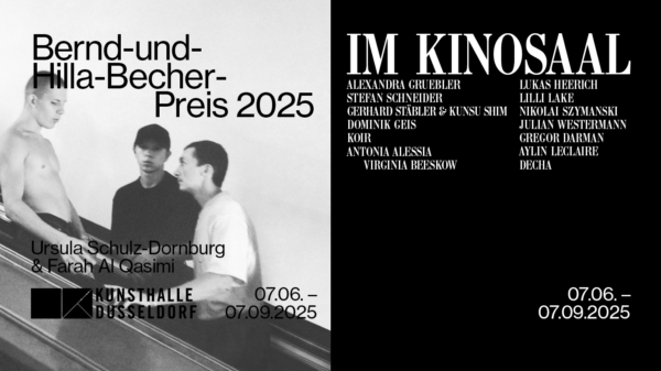 Zweiteiliger Ausstellungsbanner der Kunsthalle Düsseldorf zur Doppeleröffnung am 6. Juni 2025. Links: Schwarz-weiß-Fotografie von vier jungen Männern auf einer Rolltreppe mit dem Titel „Bernd-und-Hilla-Becher-Preis 2025“. Darunter die Namen der Preisträgerinnen Ursula Schulz-Dornburg & Farah Al Qasimi. Rechts: Schwarzer Hintergrund mit weißer Schrift: „IM KINOSAAL“ und eine Liste der beteiligten Künstler*innen, u. a. Alexandra Gruebler, Stefan Schneider, Koir und Decha. Unten: Ausstellungszeitraum beider Ausstellungen: 07.06. – 07.09.2025.