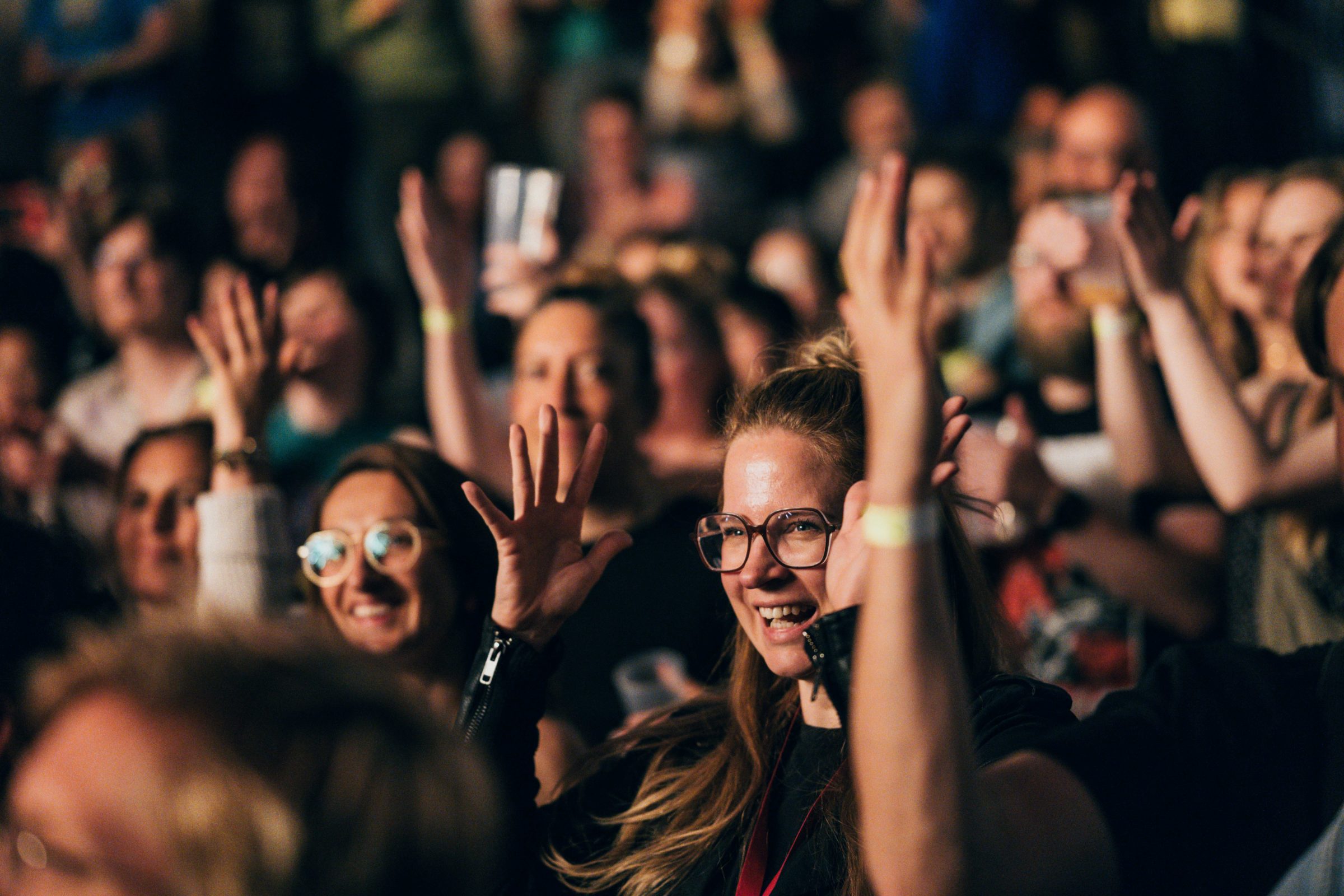 Menschen tanzen gut gelaunt in der Halle E bei der Langen Nacht der Musik