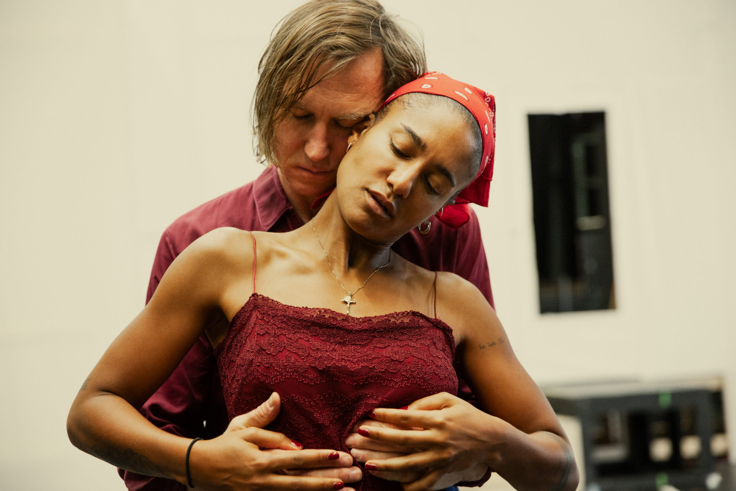 Der Schauspieler Lars Eidinger und die Schauspielerin und Sängerin Larissa Sirah Herden in inniger Umarmung.