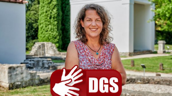 Museumsleiterin Dr. Maike Sieler steht im APC Park vor den Tempeln