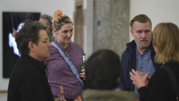 Foto: vier Personen nehmen an einer Führung in der Rathausgalerie teil