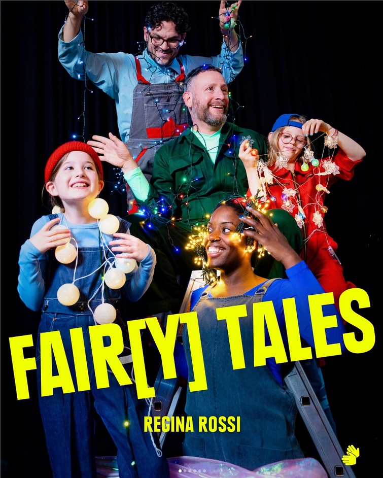 Bildmotiv des Stücks: 3 Erwacshene und 2 Kinder lächeln und tragen eine Lichtkette. 