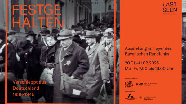 Ausstellungsgrafik der Ausstellung „Festgehalten“ mit einem Schwarz-Weiß-Foto, das Menschen mit Gepäck zeigt. Ein Mann im Vordergrund trägt den sogenannten Judenstern.