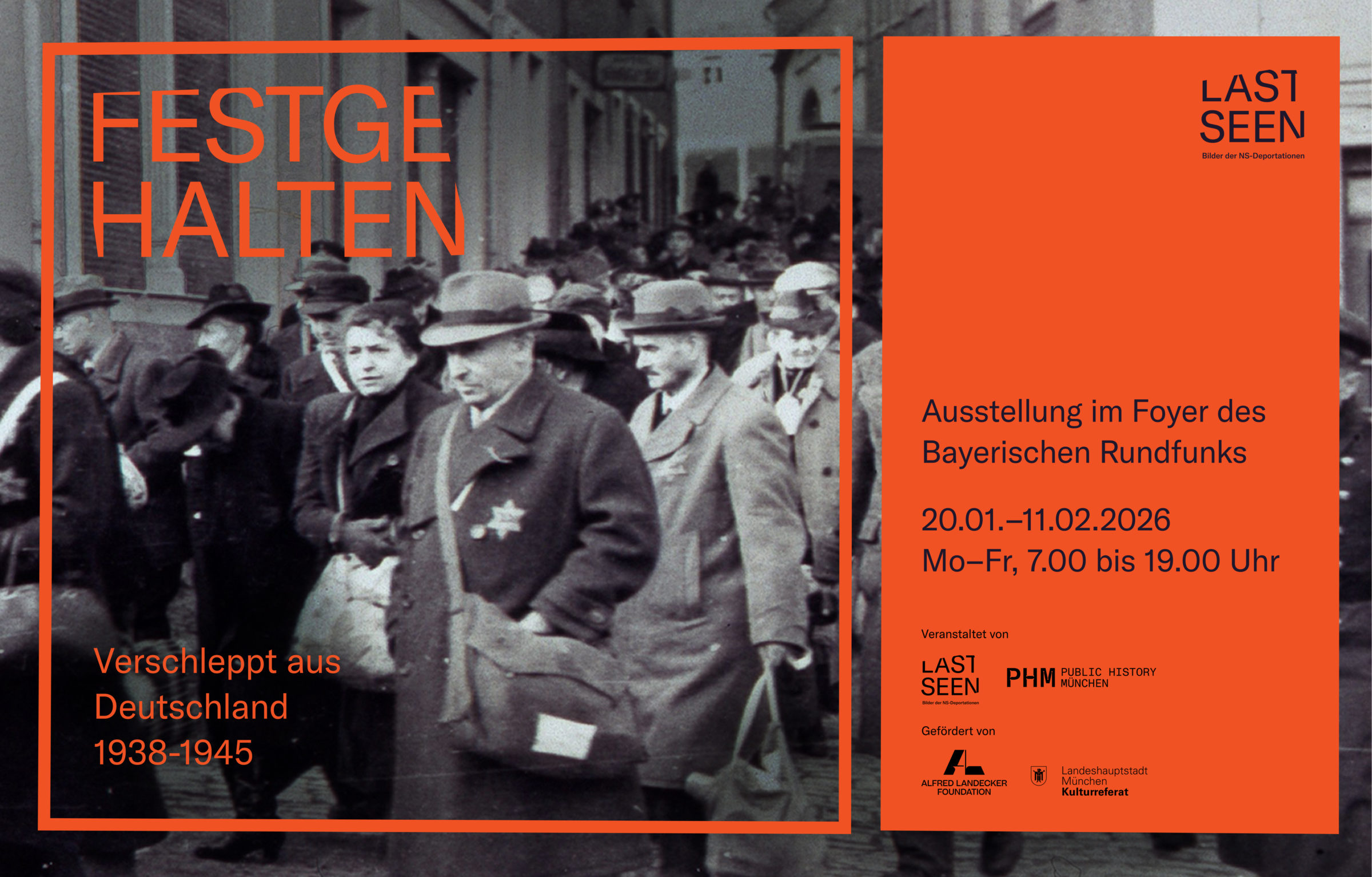 Ausstellungsgrafik der Ausstellung „Festgehalten“ mit einem Schwarz-Weiß-Foto, das Menschen mit Gepäck zeigt. Ein Mann im Vordergrund trägt den sogenannten Judenstern.