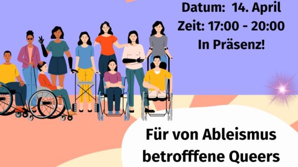 Der Bildhintergrund ist violett gehalten, der wie ein Himmel wirkt, das untere Drittel ist orange gehalten und wirkt wie ein Fußboden, auf dem eine Gruppe Menschen steht. Zu sehen sind zehn unterschiedliche Menschen. Alle der abgebildeten Personen haben eine sichtbare Behinderung und / oder nutzen ein Hilfsmittel (Rollstuhl, Rollator, Krücken, Blindenlangstock, Armprothese). Die Menschen in der Gruppe sind bunt gekleidet, tragen unterschiedliche Frisuren und haben unterschiedliche Hautfarben. In der Mitte des Bildes ist ein Kasten. Über diesem steht: „Zu Gast:“. Im Kasten steht: „Elsa und Lorenzo der Fachstelle LSBTI*, Alter(n) undPflege“. Rund um den Kasten sind ein Stern mit einem zufrieden lächelnden Gesichtsausdruck und ein Partyfeier-Smiley platziert. Die Gesamtstimmung des Bildes ist ausgelassen, vorfreudig und entspannt.