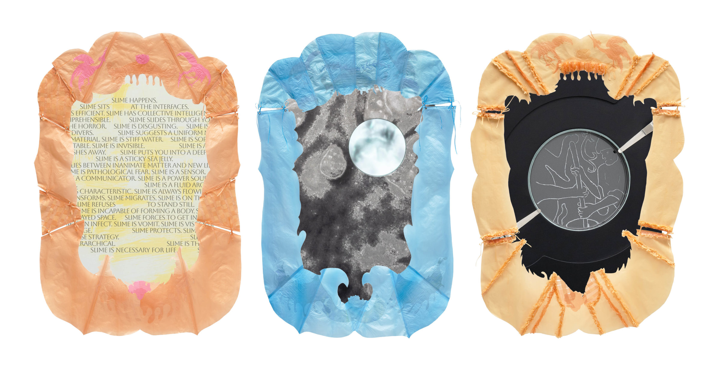Drei nebeneinander angeordnete, organisch geformte Arbeiten mit textilen und plastischen Elementen: Links eine beige-rosafarbene Form mit eingespanntem Textfeld, in dem mehrfach das Wort „Slime“ erscheint. In der Mitte eine blau gerahmte Form mit einer grauen, fleckigen Oberfläche und einem runden, spiegelartigen Element. Rechts eine gelblich-beige Arbeit mit ausgefransten Rändern und einer zentralen runden Stickerei auf dunklem Grund, die eine figurative Szene zeigt.