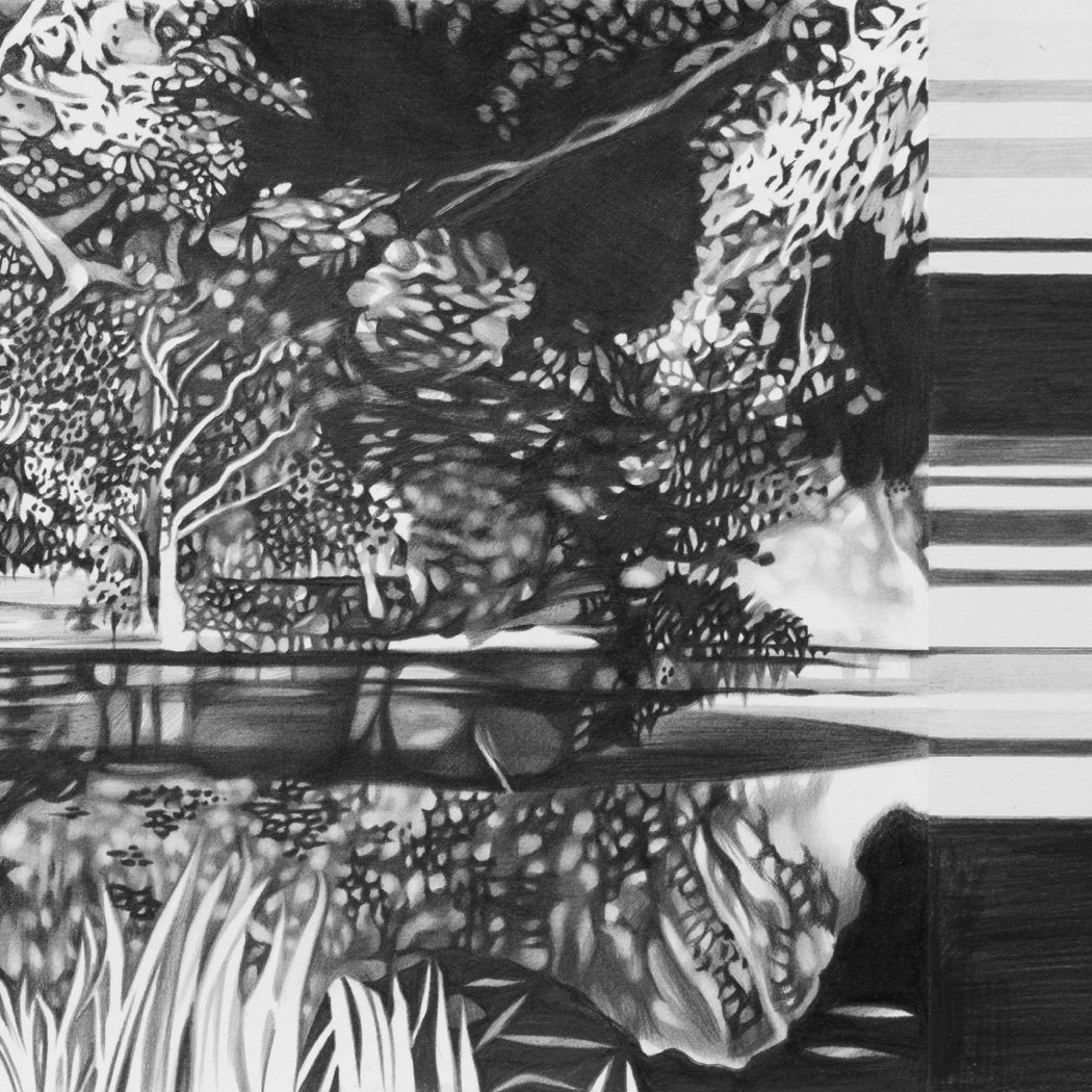 Leicht verschwommene schwarz-weiß-Zeichnung, die eine baum- und pflanzenartige Ornamente zeigt, die sich zur Mitte des Bildes hin spiegeln.