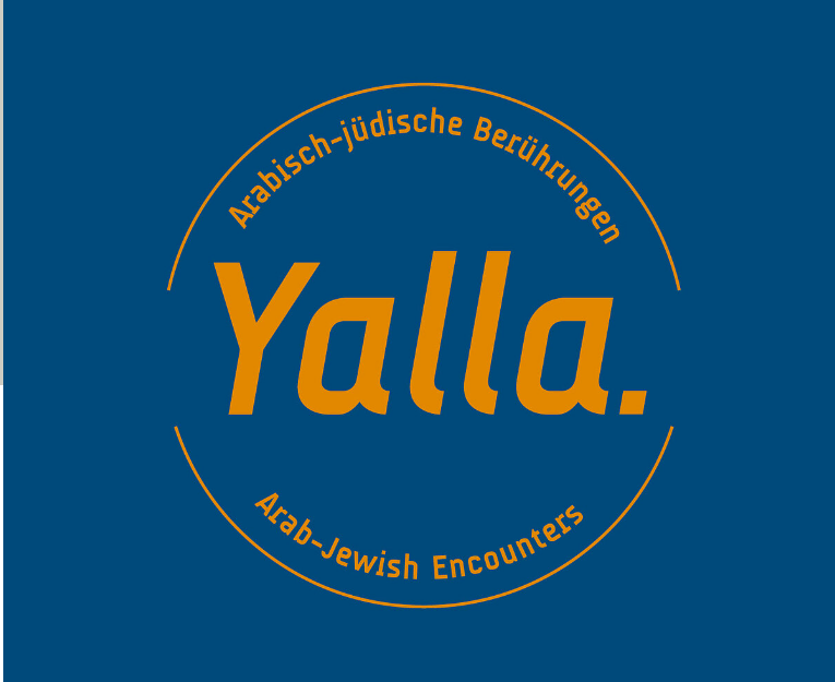 orangene Schrift mit Name der Ausstellung auf blauen Hintergrund