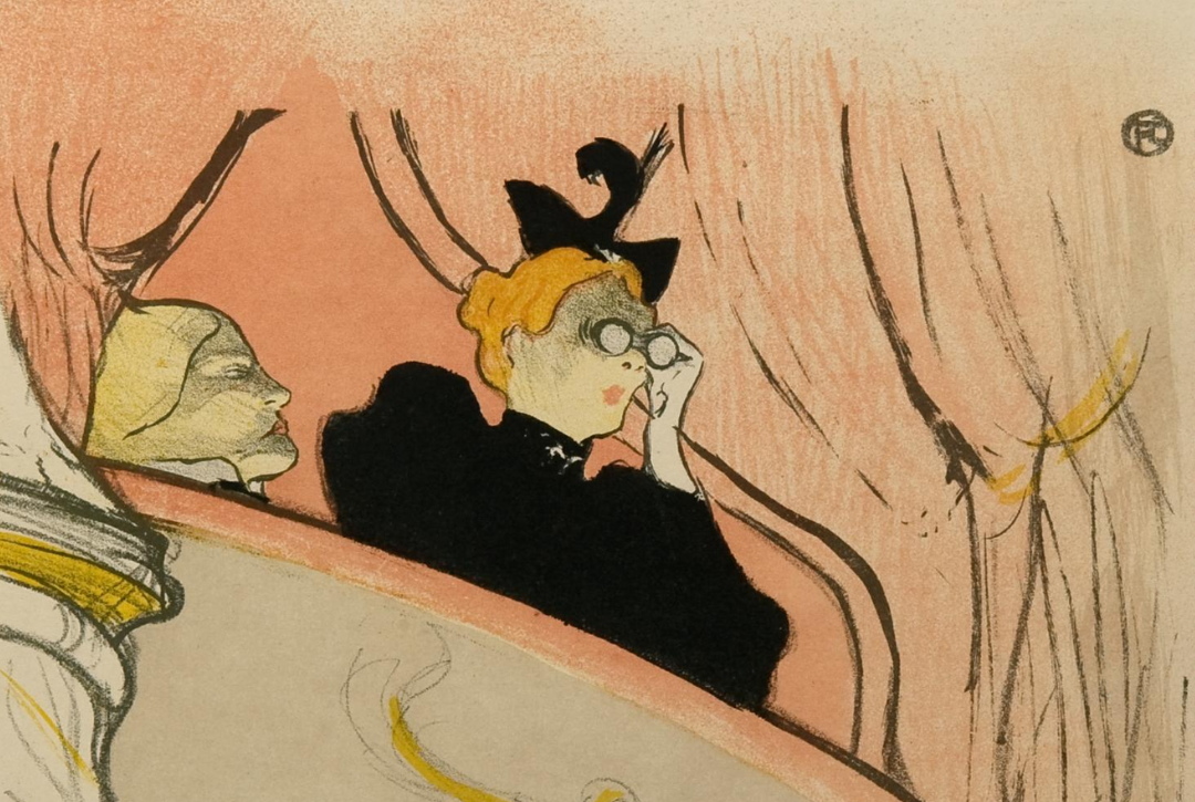 Auf der Grafik des Künstlers Henri de Toulouse Lautrec ist eine Frau zusehen, die auf einem Theaterbalkon steht. Sie trägt ein schwarzes Abendkleid und einen kleinen schwarzen Hut. Durch ein Thetarfernglas blickt sie nach vorn. Der Blick auf die Frau ist in der Froschperspektive von unten nach oben. Daher sieht man die Frau nur ab der Hüfte aufwärts. Im Hintergrund sind Theatervorhänge angedeutet. Neben ihr ist eine weitere Person angedeutet. Diese ist nicht deutlich zu erkennen. Diese Bild ist in der Ausstellung der Kunsthalle Mannheim zu sehen.